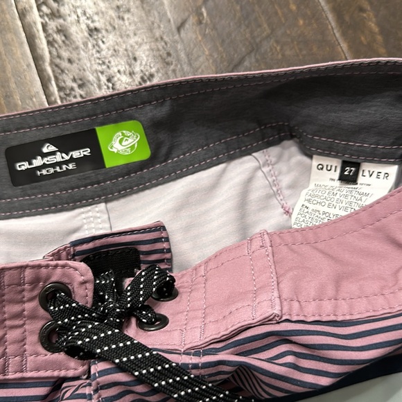 Boys Quiksilver boardshorts size 27. - Picture 2 of 3